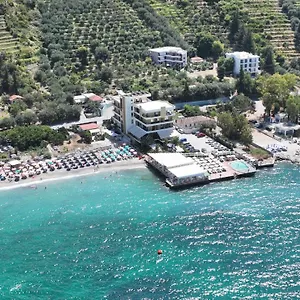 Hotel Paradise, Radhimë